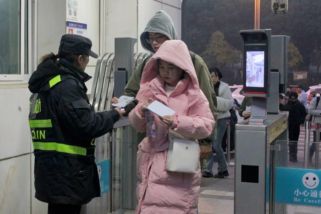 学校门口安检核验身份 学校门口安检核验身份